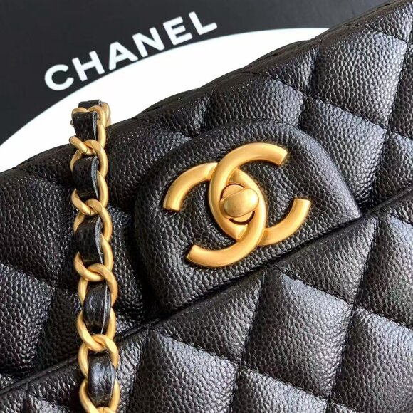 Classic CHANEL Bag: A Stylish and Versatile Choice for Elegance - Picture 7 of 9